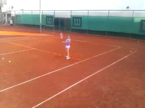 Ana trenira tenis