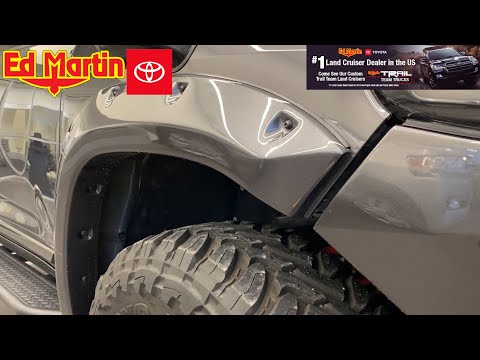 Kut Snake Fender Flairs on a 200-series Land Cruiser