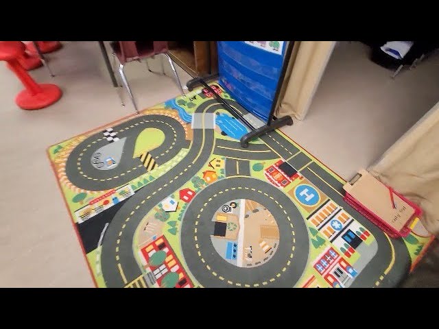 Vídeo relacionado con JOYIN - Alfombra de Juego para niños con 12 vehículos retráctiles, Alfombra Duradera para niños, Juego de simulación Urbano, Alfombra con Pista de Coches para niños pequeños