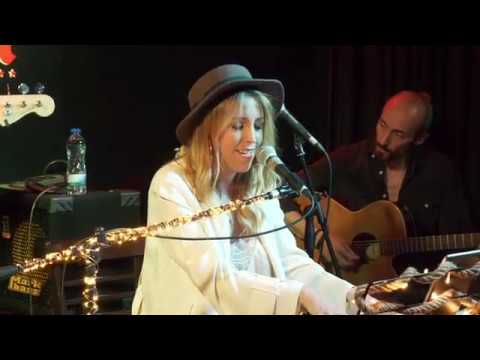 Lara Alcázar interpretando en directo la canción de "Always remember us this way" de Lady Gaga