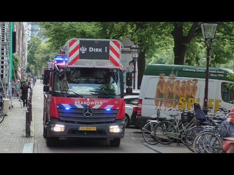 Brandweer Dirk met spoed onderweg naar een Dakbrand in Amsterdam Centrum