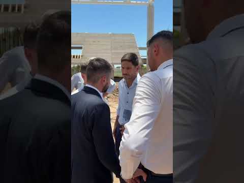 Juan Senn junto a Maximiliano Postovit haciendole entrega de una nota al Gobernador