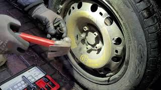 Video thumbnail for Набор универсальных головок 3/8''+1/2'' для выкручивания сломанных болтов 13 шт.