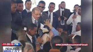 Hombre agarra bruscamente al presidente Medina al tratar de saludarlo