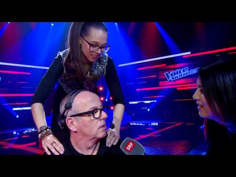 Coach Stefanie Heinzmann von The Voice of Switzerland massiert Aufnahmeleiter Nik Suter