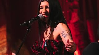 Cazzu cantando  &quot;Al jardín de la república&quot; en el homenaje a Mercedes Sosa 