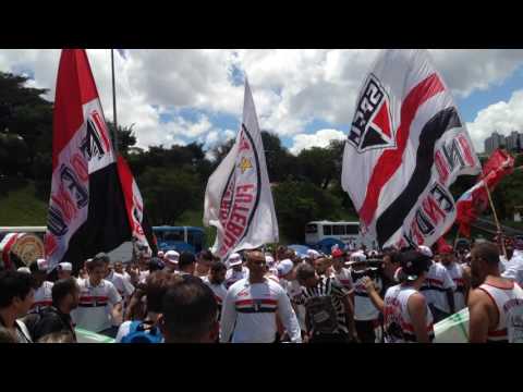 TORCIDA INDEPENDENTE CHEGANDO NO ENCONTRO DAS TORCIDAS ORGANIZADAS DE SAO PAULO.