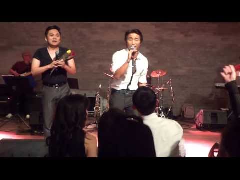 Đan Nguyên and Kevin Khoa singing 