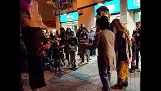 preview picture of video 'La història del Tió.Cercavila i cagada del Tió. Sant Celoni. 24 desembre 2014'