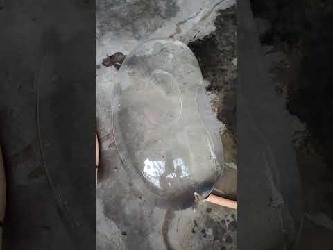 gubbaara mein paani bharte hue