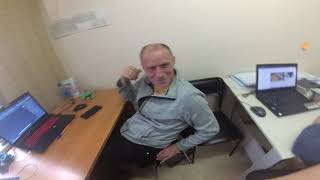 Родился будущий актер в небольшом городке Кристофере, затерявшемся на 
просторах штата Иллинойс, под знаком зодиака Стрелец. Оба его родителя 
были хорватами по национальности и имели прямое отношение к 
журналистике. Отец Дэниэл