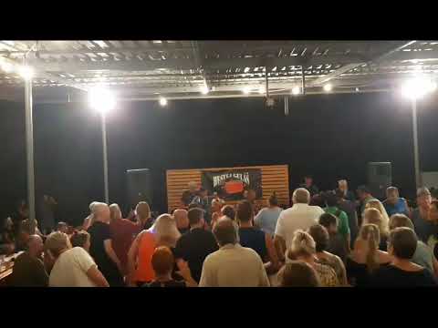 Hustej guláš - Co s tím sklem - živě Poděbrady 25.8.2023 (cover Tango)