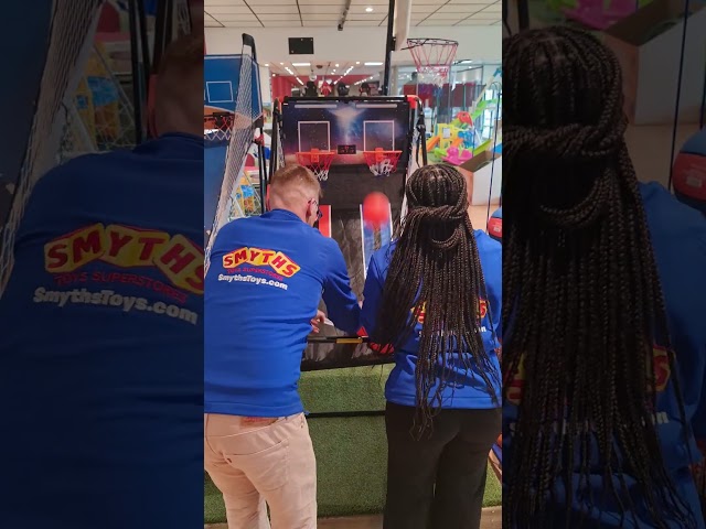 Vídeo relacionado con Juego de Arcade de Baloncesto Dual para Interiores y Exteriores, 8 Juegos Diferentes, con 4 Bolas con Marcador electrónico LED, para Adultos y niños (Individual)