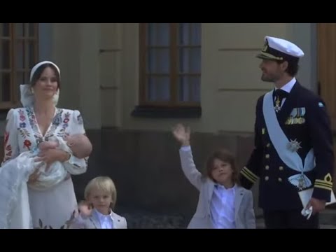 Carl Philip och Sofia visar upp nydöpta Julian • Brorsorna vinkar glatt