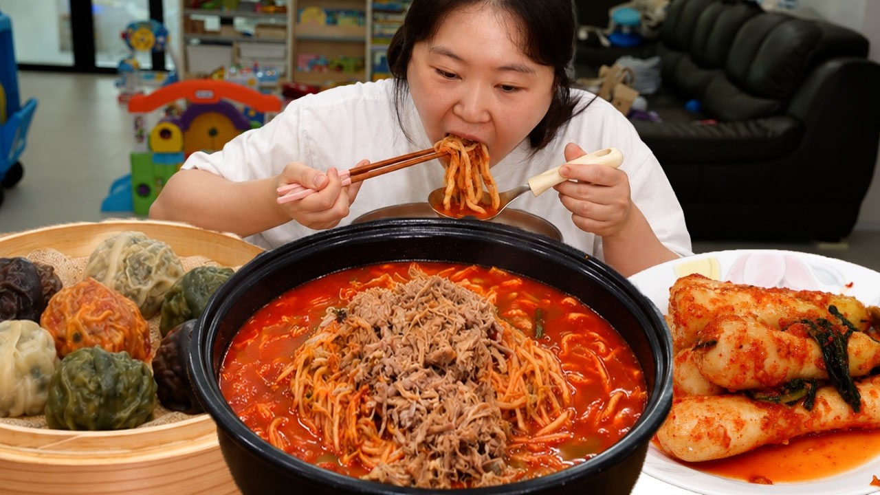 숙주와 소고기 듬뿍 올려진 육개장 칼국수와 제주 흑돼지 만두! 시어머님표 총각김치 먹방🤤MUKBANG