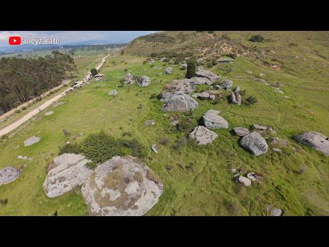 Piedras del Chivo Negro con dron – formaciones rocosas y arte muisca cerca de Bogotá