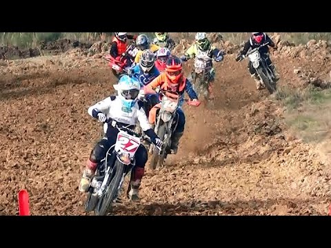 Disputa forte e equilibrada na Corrida Nacional 160cc livre - pega pela 2a posição.