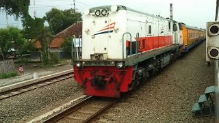 preview picture of video 'Kereta Api Sarangan Ekspres tunggu bersilang Kereta Api Brantas di Stasiun Sukomoro'