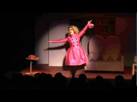 Jitka Asterová jako Slečna Abigail a Lukáš Pavlásek jako její asistent Pepa