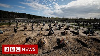 Putin honours 'Despicable 10' as investigators search Bucha ruins - BBC News