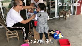 悦悦收到平台寄的中秋问候，打开盒子的一瞬间，两孩子的表情亮了