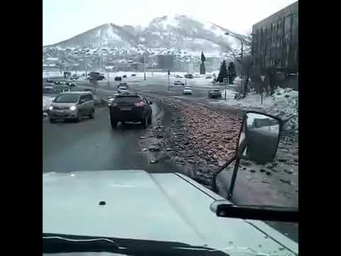 Тонны рыбных отходов оказались на дороге из-за халатности водителя