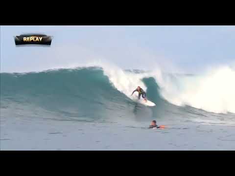 Gabriel Medina goes left at Bells vs Bede Durbidge