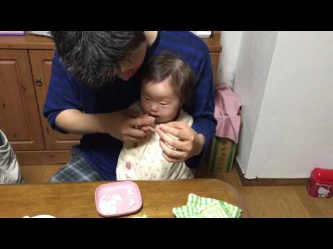 食べ物をつかんで食べる練習中（ダウン症児赤ちゃん1歳3ヶ月）
