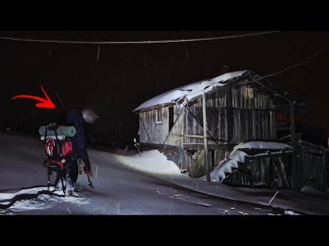 In einem Schneesturm in einer eiskalten Winternacht überrascht – Schutz in einer verlassenen Blockhü
