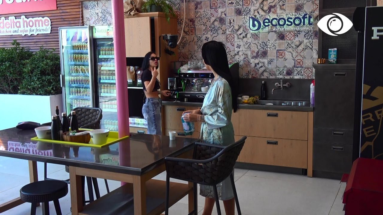 Mikela akuzon Efin se i ka marrë cigaret, 'plas' debati mes tyre