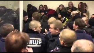 Андрія Медведька б'ють беркута в суді. ВІДЕО