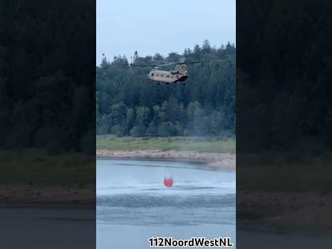Chinook helikopter haalt water uit stuwmeer voor brand op de Hoge Venen Eupen België #Brandweer