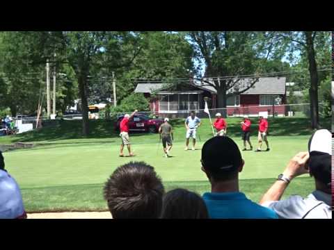 RICKIE FOWLER DRAINS THIS PUTT!!