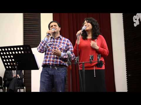 Cristocentric Vin la cruce ingenunchiat