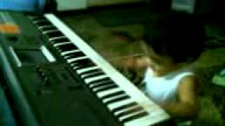 13 mos. old playing keyboards...Vince Kristoff Aninao.3GP