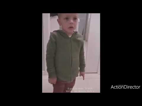 Fratello difende sorellina e sgrida genitori