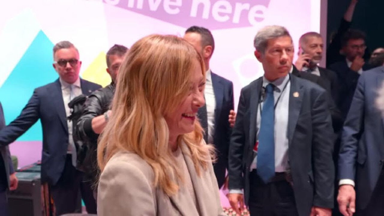 Meloni si siede sul divano al Salone Internazionale del Mobile a Milano