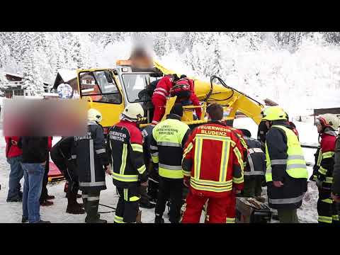 Arbeiter gerät mit Beinen in Schneefräse