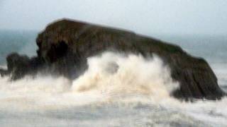 preview picture of video 'Temporal de mar arbolada golpeando la Isla de Castro en Liencres (Cantabria)(08-11-2009)'