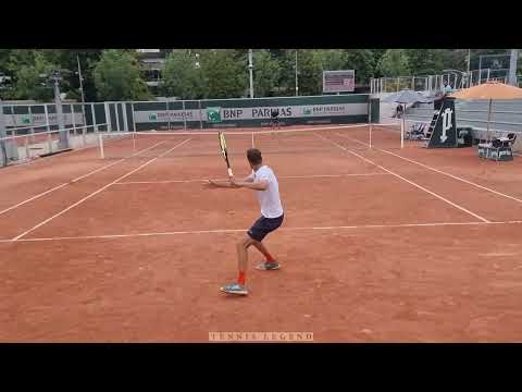 Un 0 ambidextre (deux coups droits) contre un -2/6 : demi-finale du championnat de France +35 ans