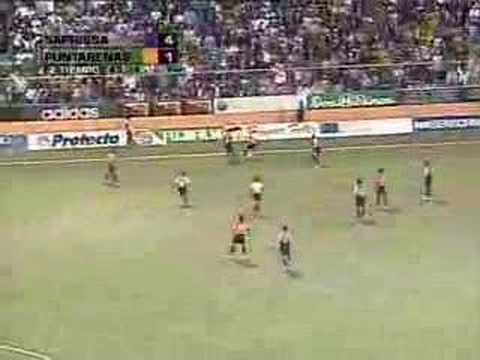 "Locura en la Cueva" Barra: Ultra Morada &bull; Club: Saprissa