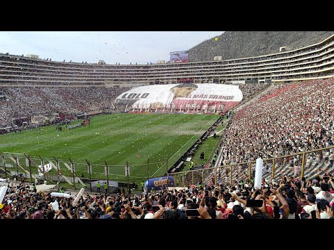 "IMPRESIONANTE RECIBIMIENTO DE UNIVERSITARIO DE DEPORTES 2-0 SPORT HUANCAYO - 59K" Barra: Trinchera Norte &bull; Club: Universitario de Deportes