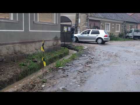 Puhoiul de ape a inundat gospodării şi drumuri comunale din satele bihorene Josani, Varciorog, Hotar