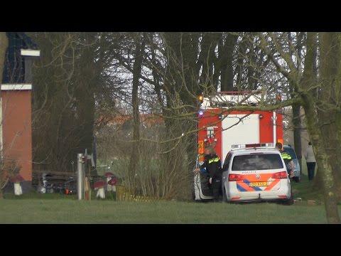 [27.03.'16] Brandweer voert controle uit aan schoorsteen Tichelwei Oostrum Frl