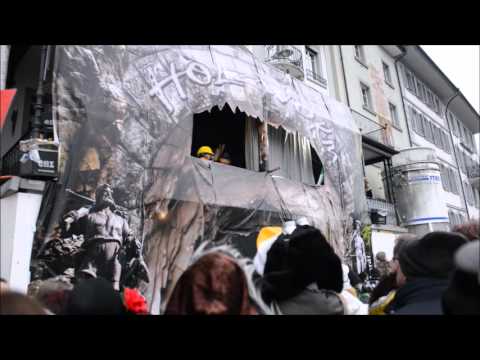 Das Loch wird fertig Holzwörm Arbeiter an der Fasnacht Luzern