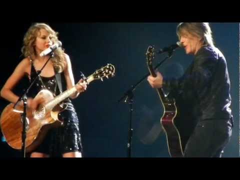 Taylor Swift and Johnny Rzeznik of the Goo Goo Dolls sing 