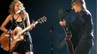 Taylor Swift and Johnny Rzeznik of the Goo Goo Dolls sing &quot;Iris&quot;