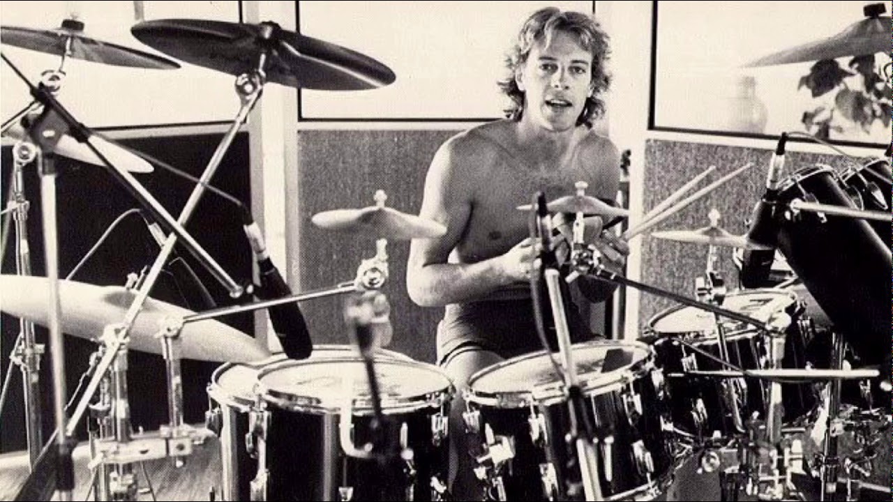 Walking on the moon - Drums only (Stewart Copeland) - HQ - YouTube