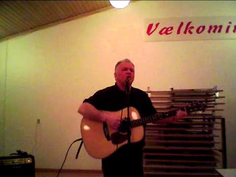Martin Joensen syngur á bókaframløgu hjá Óla Jacobsen