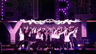 欅坂46、大きな欅の木の下でデビュー1周年ライブ